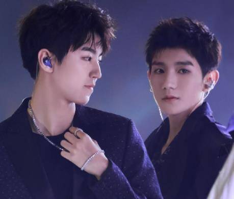 王源接王俊凯回家,车内坐姿略有cp感,发现被拍一脸羞涩打招呼_电影