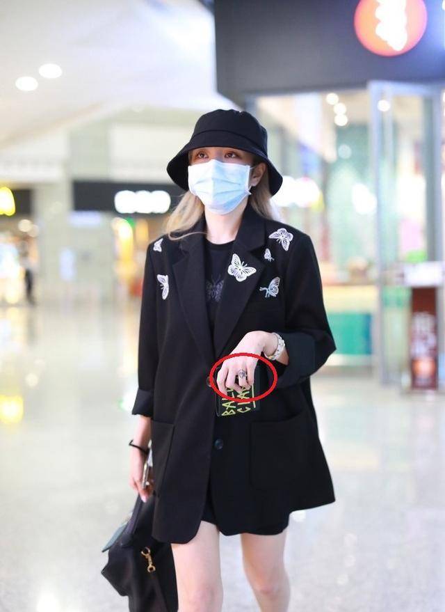原创周扬青现身机场刻意秀爱的纹身疑似准备和罗志祥复合