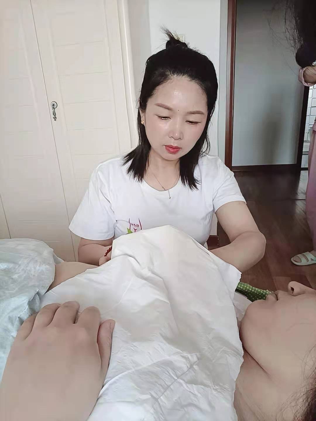 中医按摩推拿等技术手段,为产妇产后少乳,无乳,乳房胀痛,乳汁淤积