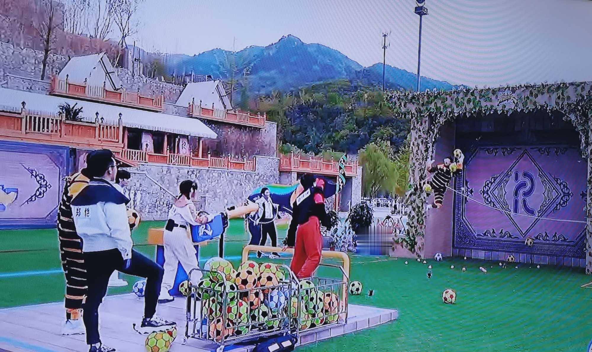 济南动物城堡开始丛林摇摆球,分红黃蓝三队把人吊中间两边拉绳摇摆