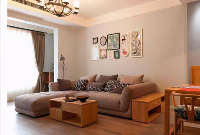 沙发,装饰画,原木茶几构成了素雅的客厅氛围
