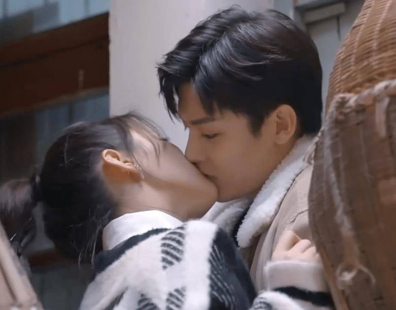 原创杨超越侯明昊也太甜了杨超越主动献吻亲完躲进脖颈中太可爱