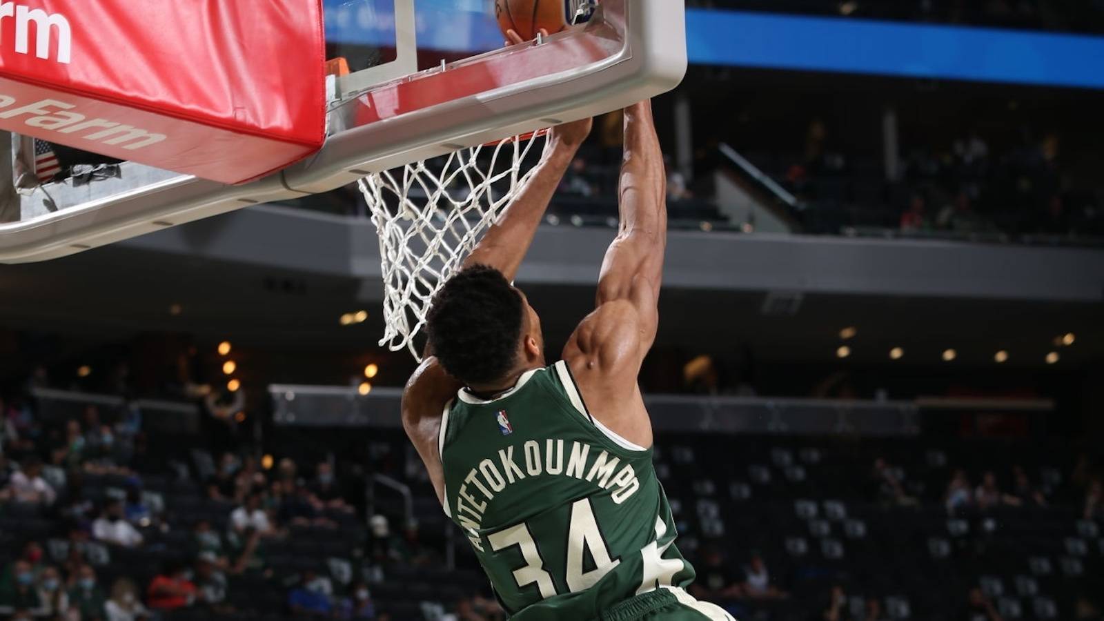 根据espn在社交媒体上的推文,雄鹿上半场命中15记三分球,创造了nba