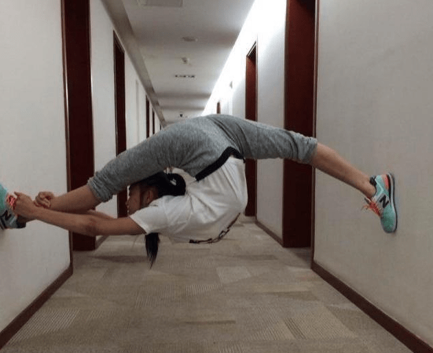 扶墙深蹲动作图解 9e9e24a6a20c41ae9ba1a2b31b8c6ac1.png