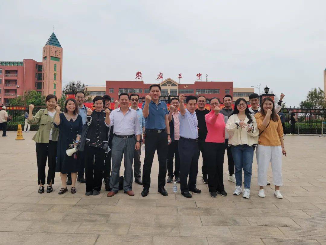 枣庄十五中东,西两校部分考试在枣庄三中体育考试温馨"送考团