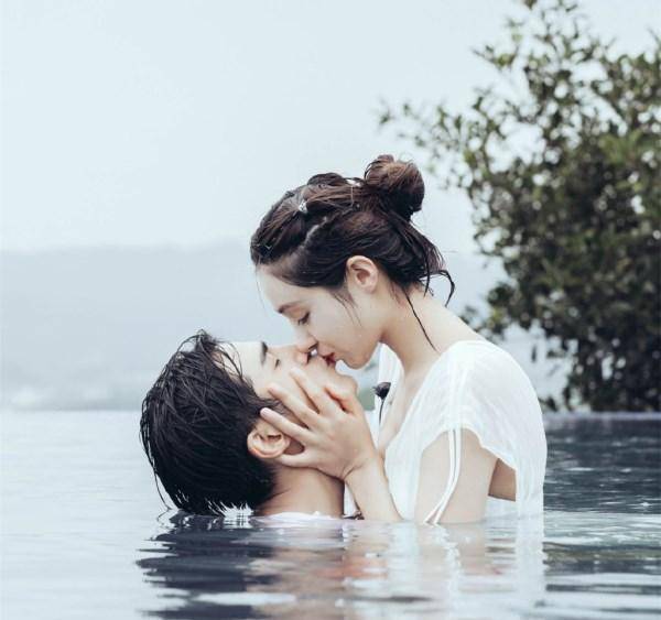 李晟泳衣太保守麦迪娜泳衣尽显好身材和姜潮在水中接吻好浪漫