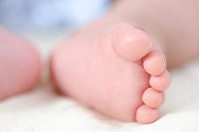 专属于妈妈的"小癖好":总爱闻宝宝的臭脚丫,有时还想啃两口