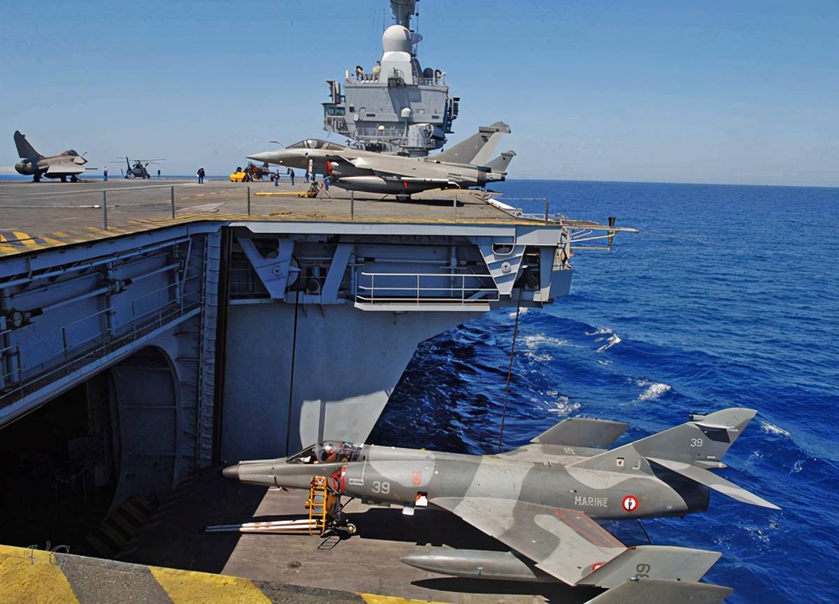 法国航母编队逼近叙利亚,俄舰直插编队,炮口对准法国军舰