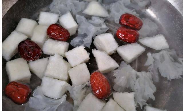 银耳怎么熬最烂 0e11442cfeab4b1d98da65d9ea784146.jpeg