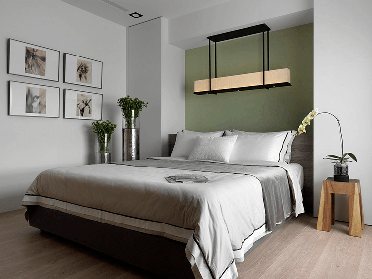 卧室;主卧相较而言色彩就更加丰富了,翠绿色的背景墙搭配个性壁画