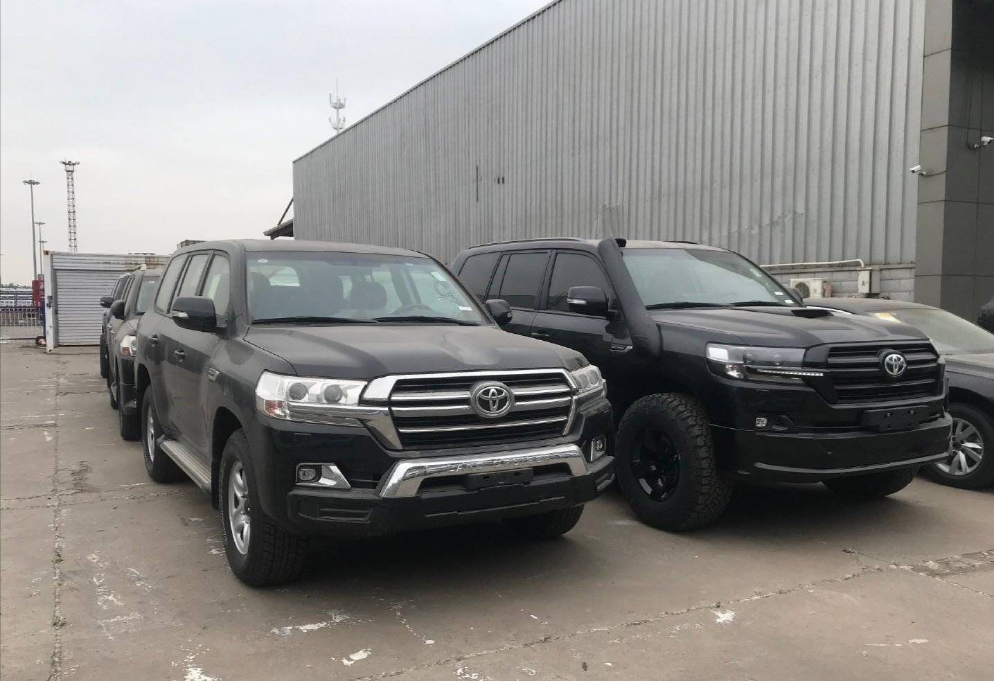 柴油丰田陆巡实拍45t引擎越野套件实车比宝马x5还霸气