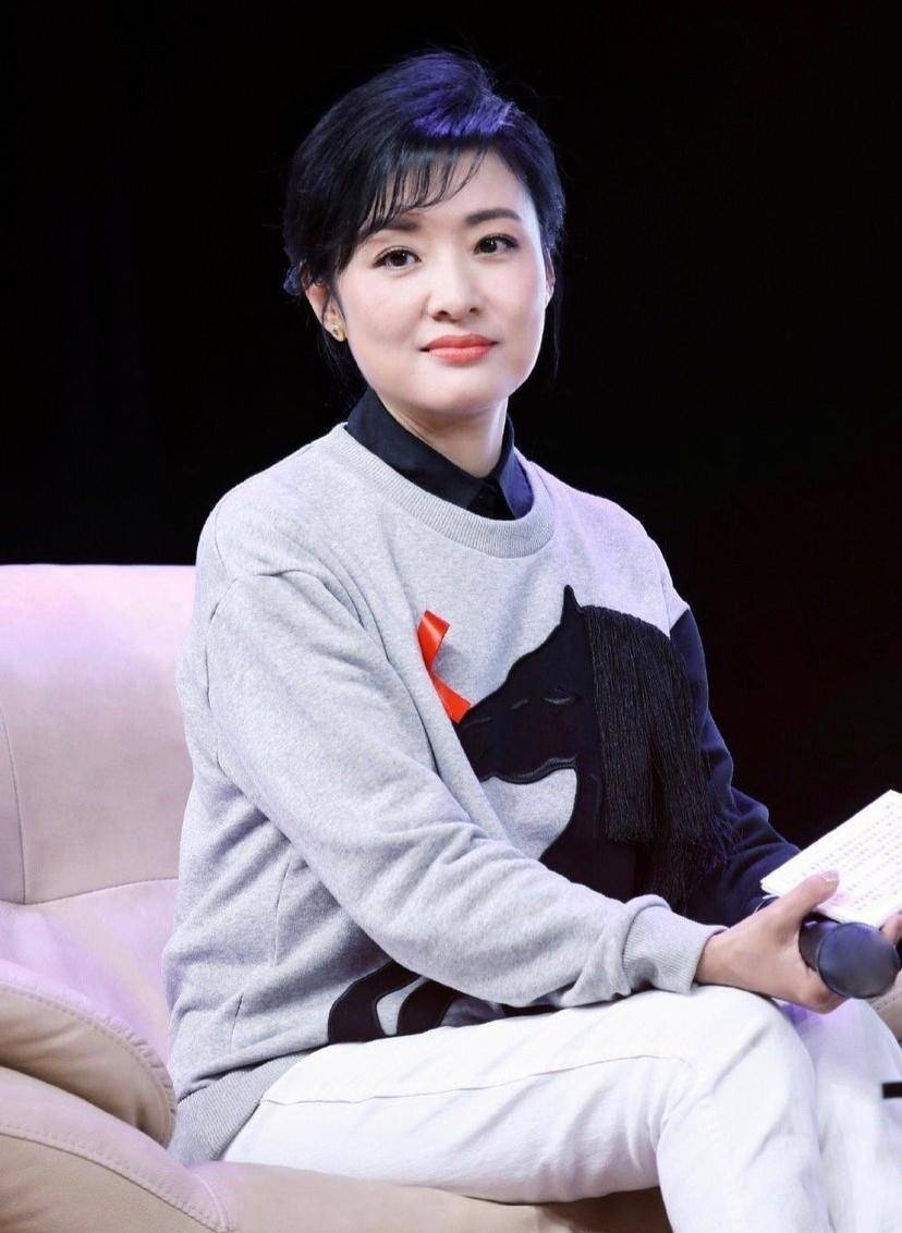 前央视一姐周涛低调出现在机场,气质十分突出_中央电视台