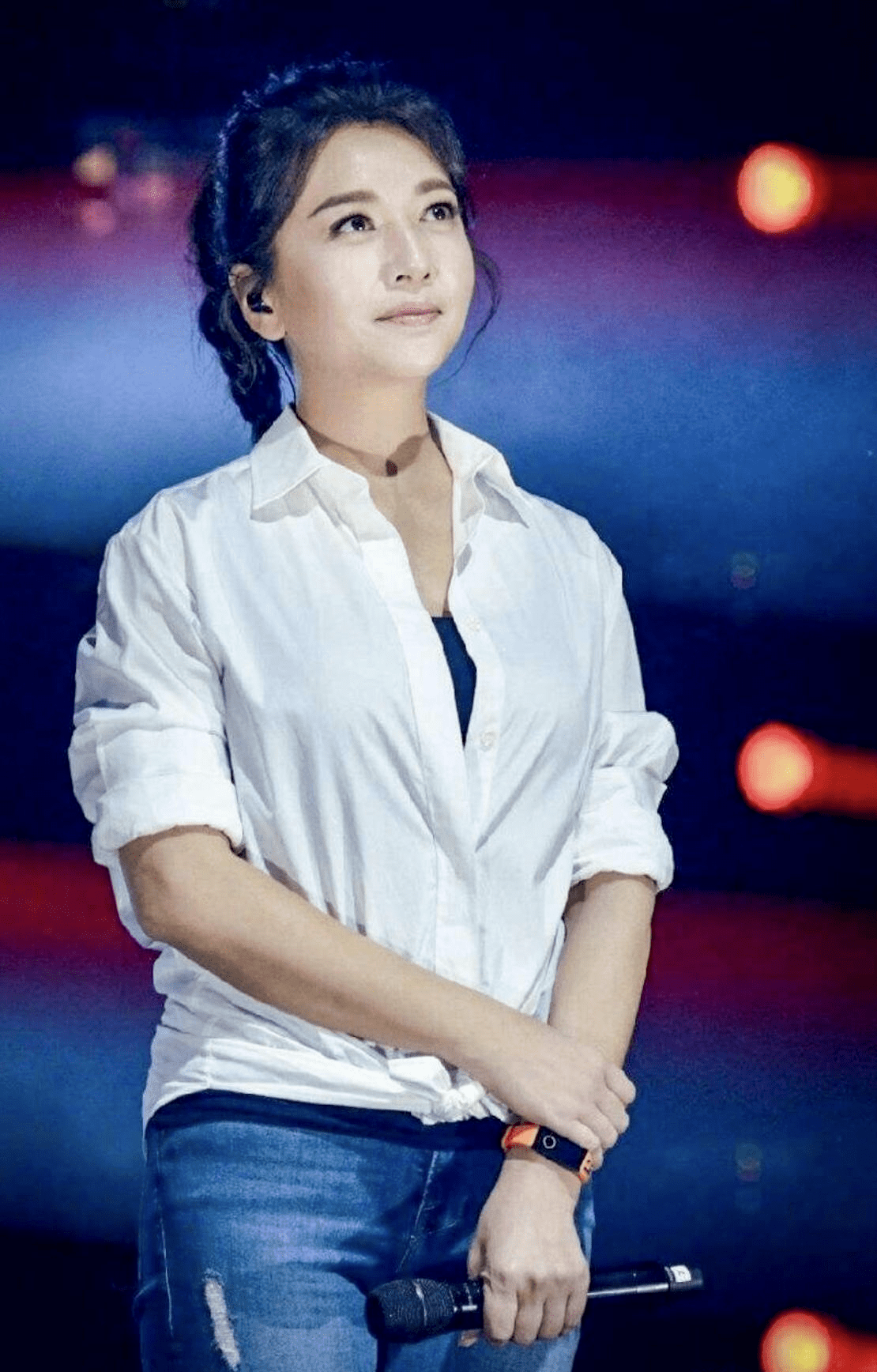 原创53岁江珊很有贵妇范和杨颖站在一起身材不是一个量级仍惊艳了