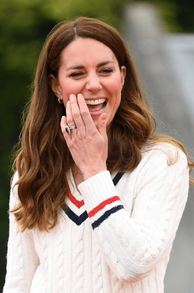 凯特粉裙践诺超暖心,威廉两胜妻子好得意_米拉·斯奈登