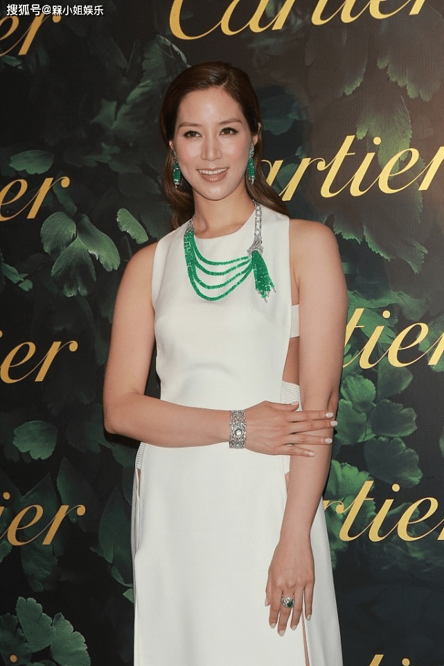 徐子淇不愧是豪门中意的儿媳穿长裙正面保守侧边却镂空失守了