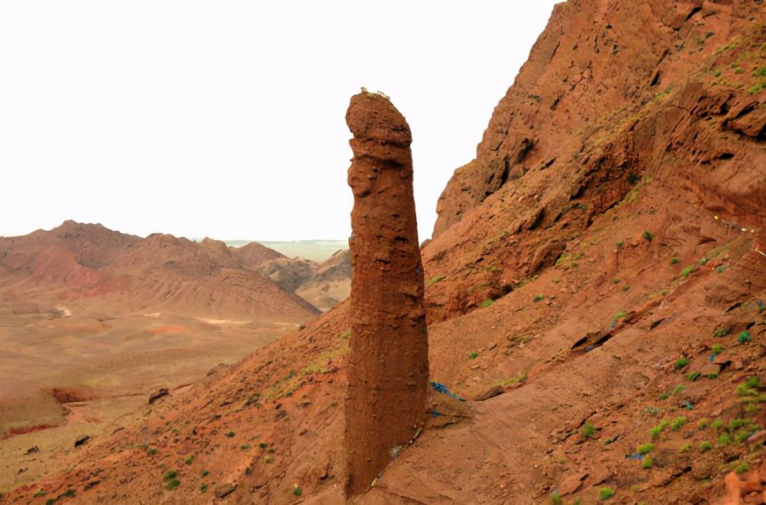 人根峰位于敖伦布拉格旅游区,敖伦布拉格镇位于内蒙古阿拉善左旗东北