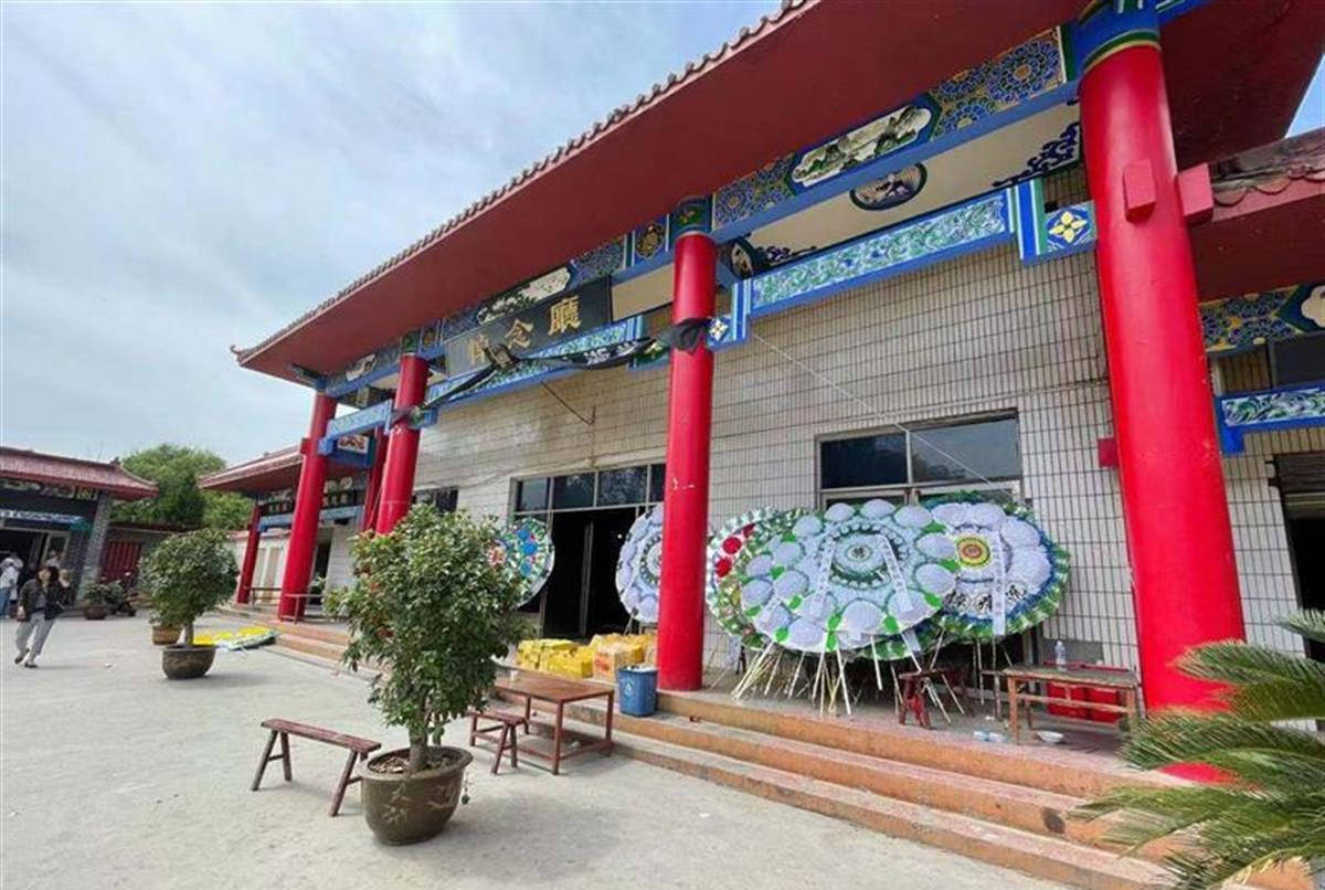 当天上午,极目新闻记者在淅川县殡仪馆看到,遇难饲养员的灵堂设置在此