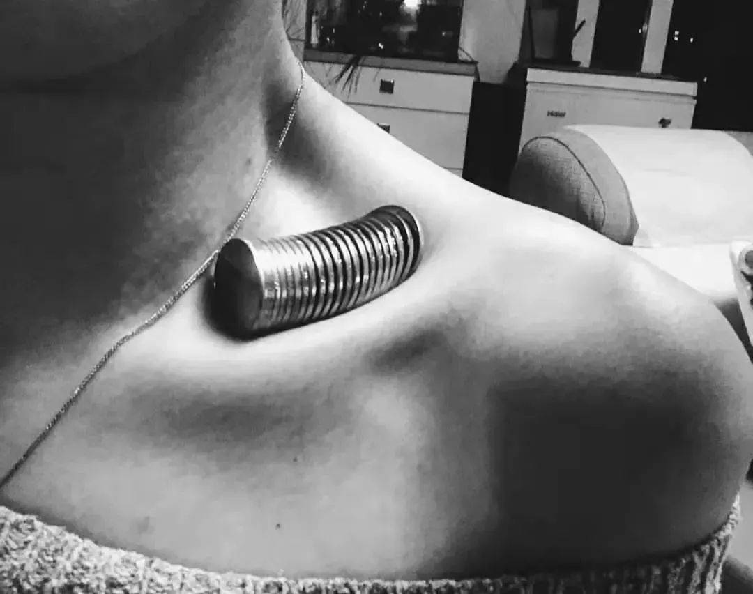 锁骨上放硬币的挑战coin collarbone challenge: balancing coin