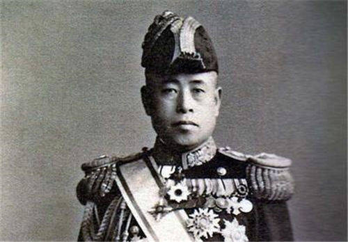 山本五十六原名高野五十六,父亲高野贞吉是一个普通老师,当山本五十六