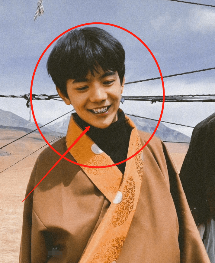 丁真穿t恤配藏袍,民族与时尚结合有新意,曾花式搭配藏袍获好评