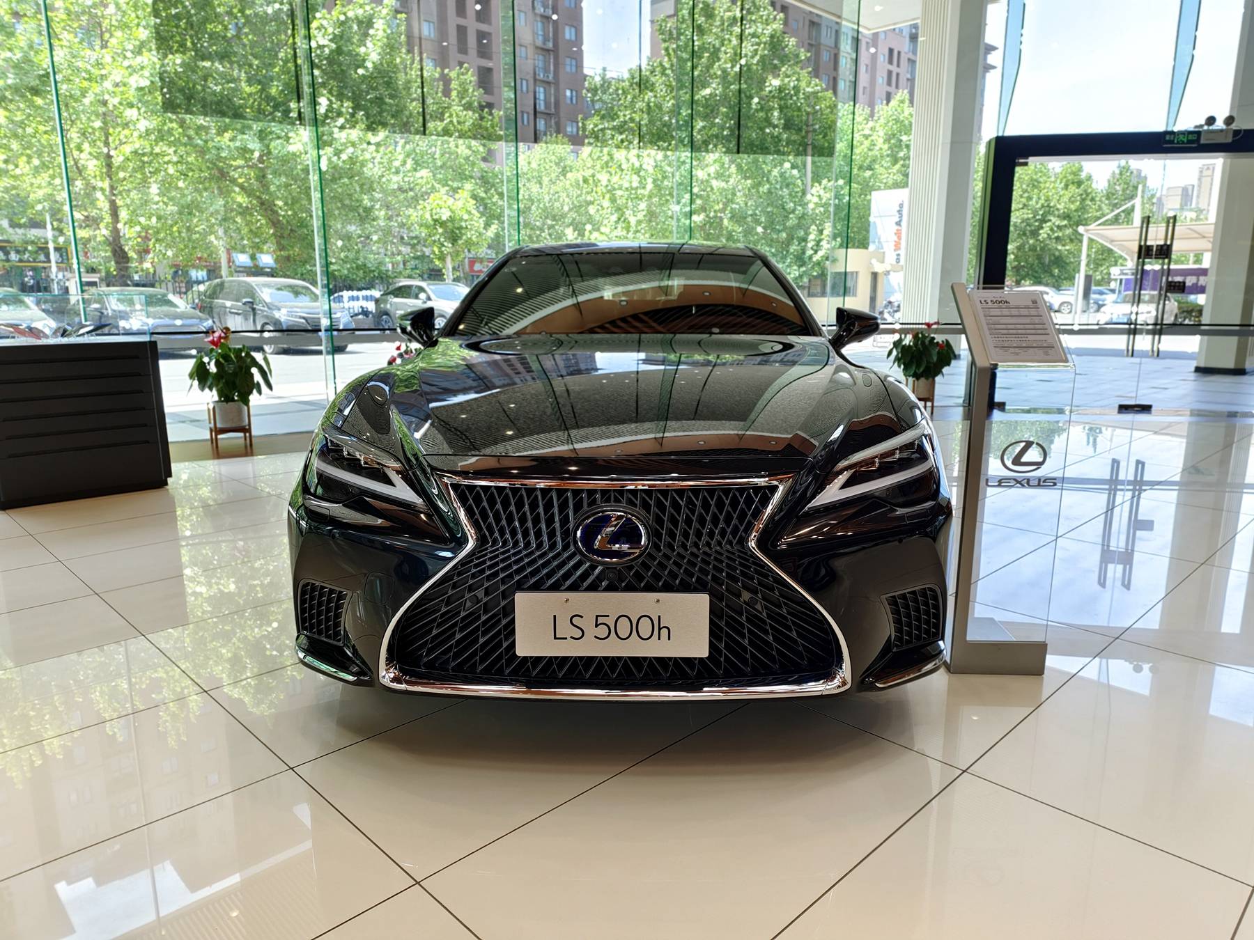 奢华有档次 雷克萨斯ls顶配版到店实拍 混动v6大自吸加持