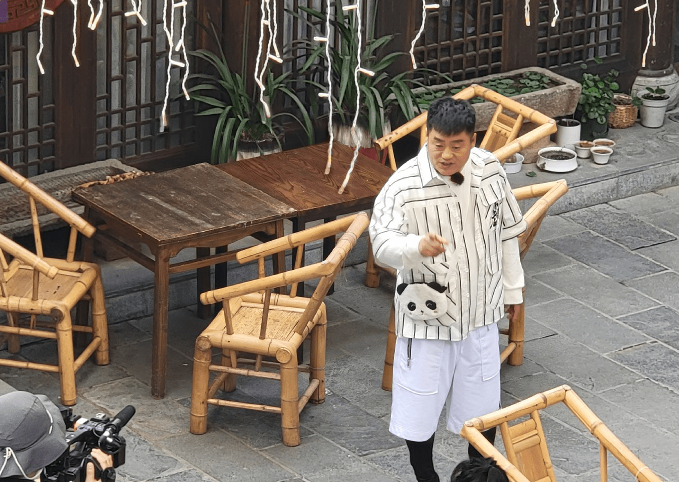 团》,则是汇集了本山弟子宋小宝,宋晓峰,文松,杨树林,田娃和周云鹏等