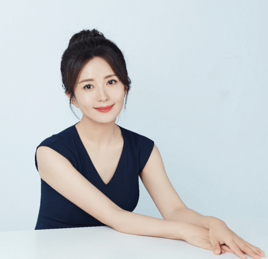 杨童舒穿优雅的裙子,却很有"心机"的显身材,这比例不输年轻人