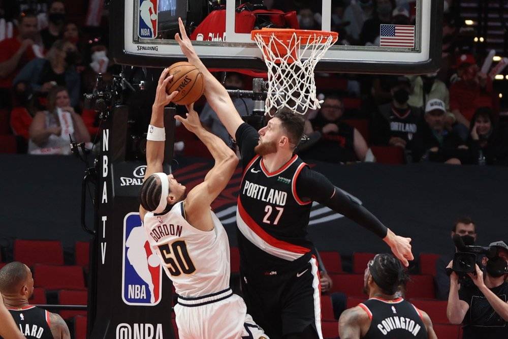 利拉德低迷,神投手三分线外弹无虚发,开拓者狂胜掘金