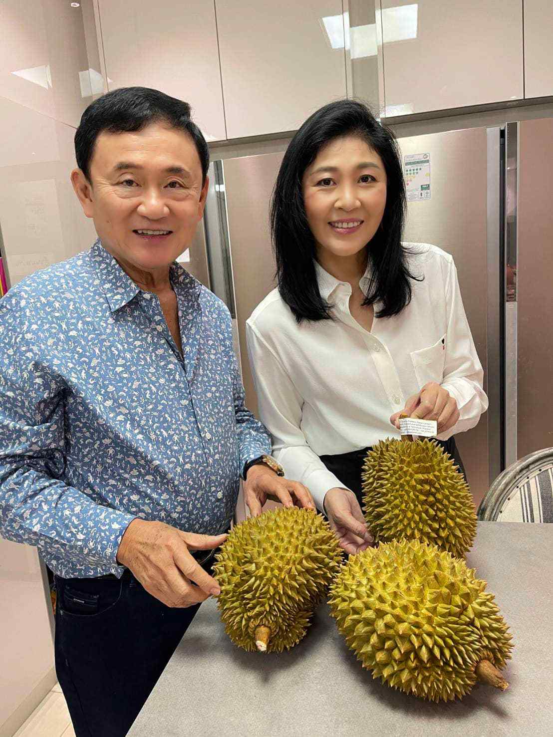 原创英拉和他信再次露面想念泰国人民演示吃榴莲希望能帮到农民