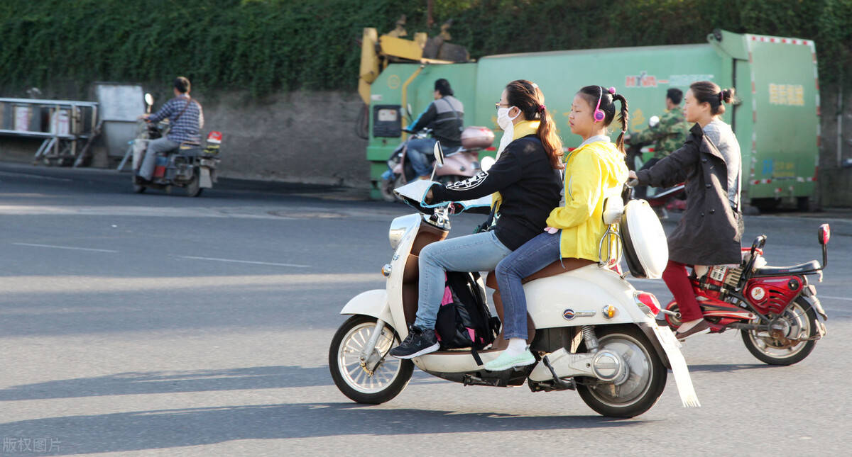 笔者亲身做了下尝试,太阳底下戴着头盔骑着电动车出去,真的是热啊!