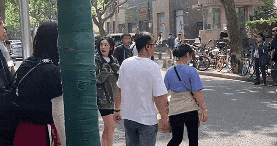 杨幂拍戏被偶遇,穿短裤秀纤细美腿