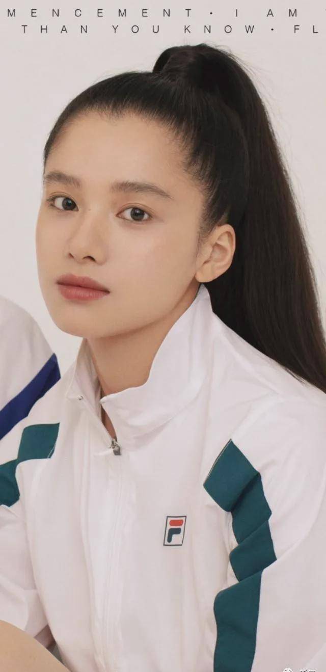 眉宇立体深邃,眼睛明亮幽深,减少了锋芒的外泄,传情达意时有一种笑不