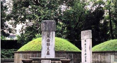 雕像们腐蚀,破损严重,雍正年间,素有'大清官'之称的浙江总督李卫,被