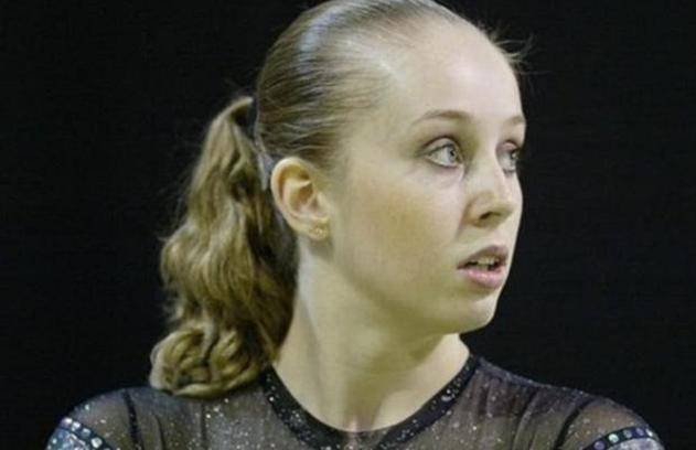 她被荷兰国家体操队的教练一眼相中,将年龄尚小的费罗娜-范-德勒尔