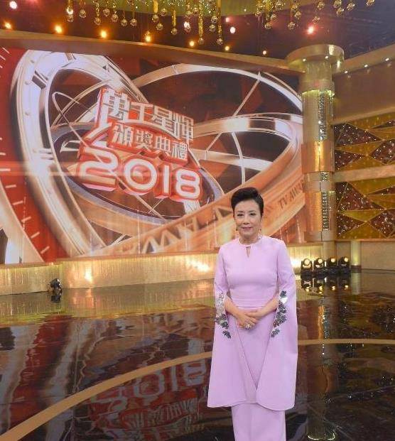 汪明荃是香港著名艺人,大家熟知的阿姐,她也因为拍戏才导致孩子流产