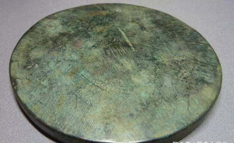 原创古人梳妆打扮所用的铜镜真的昏黄模糊看不清吗