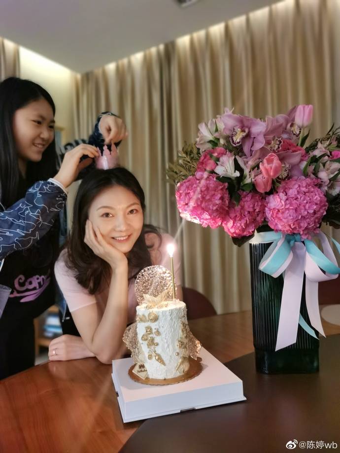 原创张艺谋妻子言论引争议！陈婷庆祝提前完成任务，被网友群嘲