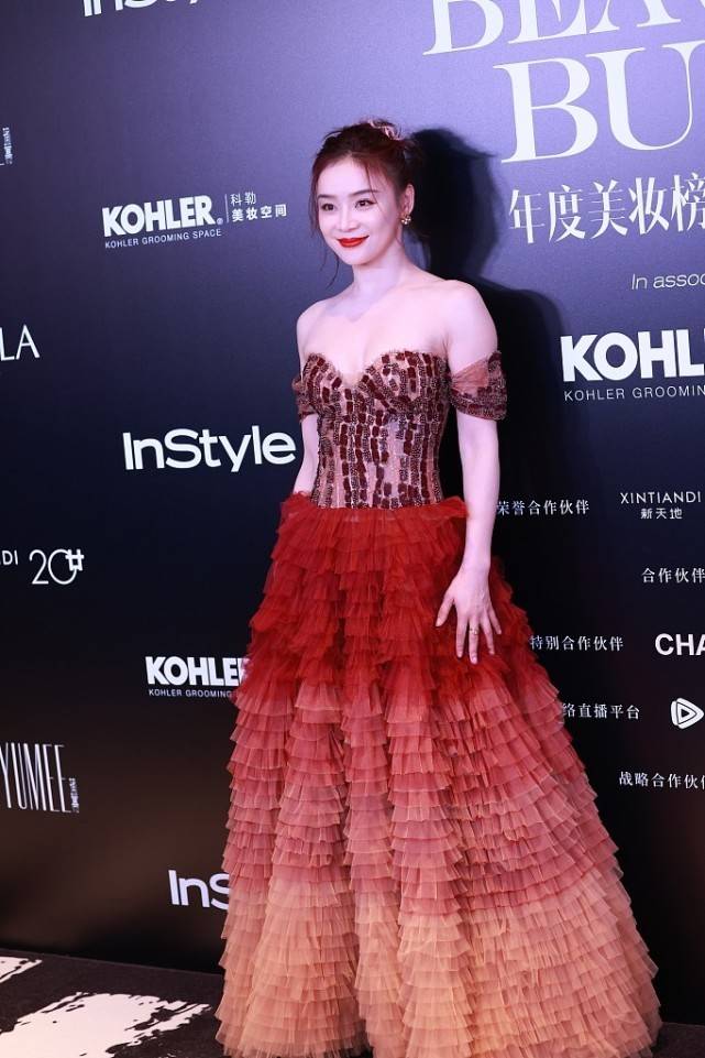 袁姗姗气质无敌,棕色蛋糕裙裹出"马蜂腰,肌肤更是白嫩
