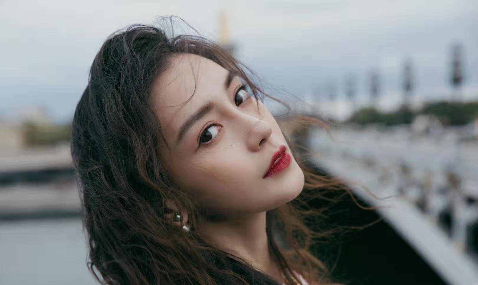 anglebaby陷离婚传闻,仙女裙状态不受影响,波浪卷发型超性感_经商宝