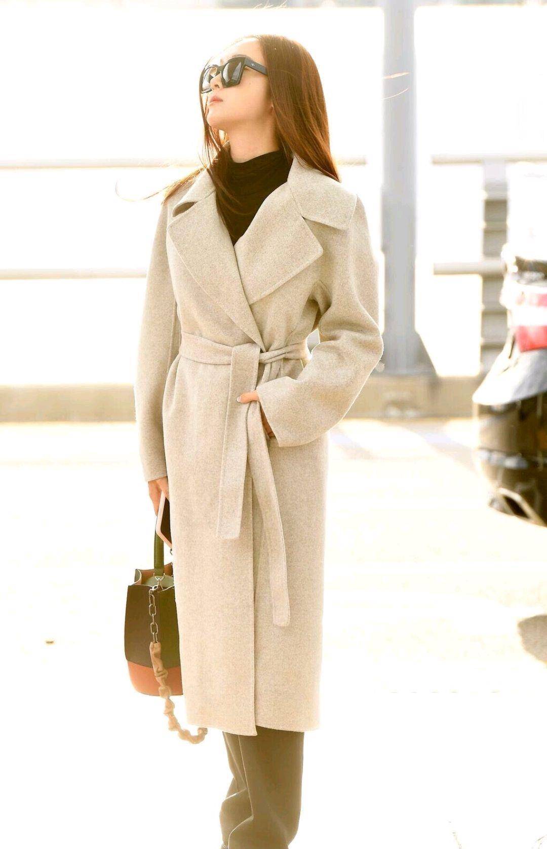 郑秀妍演绎霸道总裁出街穿灰色大衣低调又慵懒脸还没有巴掌大