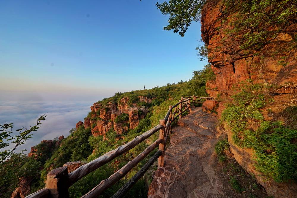 伏羲山位于郑州以西大约50公里的新密县,这里海拔800