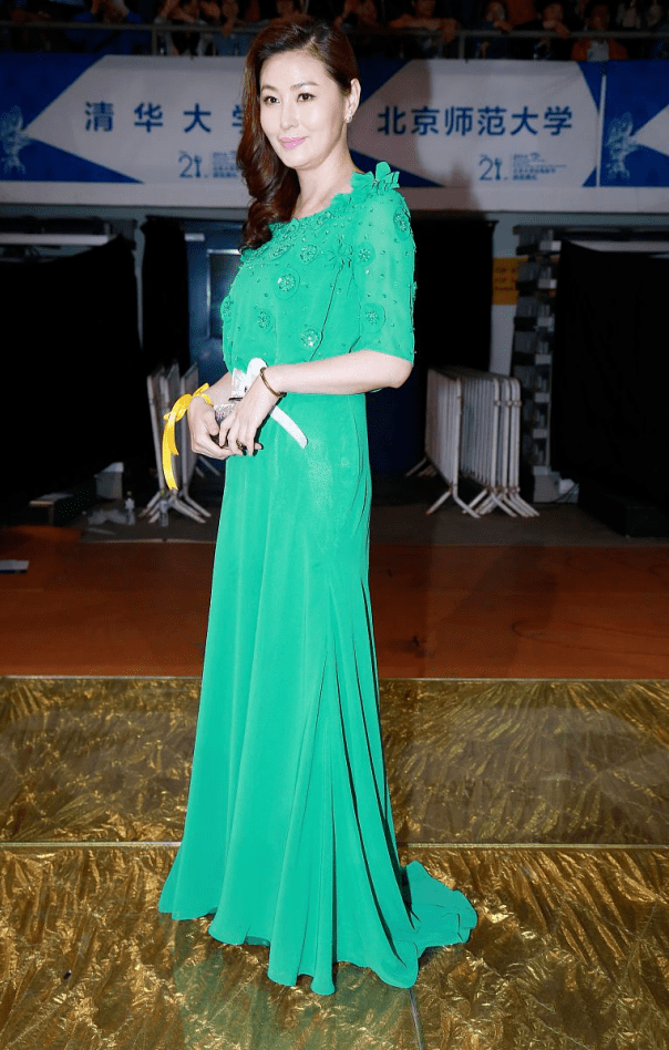 王思懿是"阿姨圈"最优雅的,穿绿色连衣裙高端大气,气质感满分