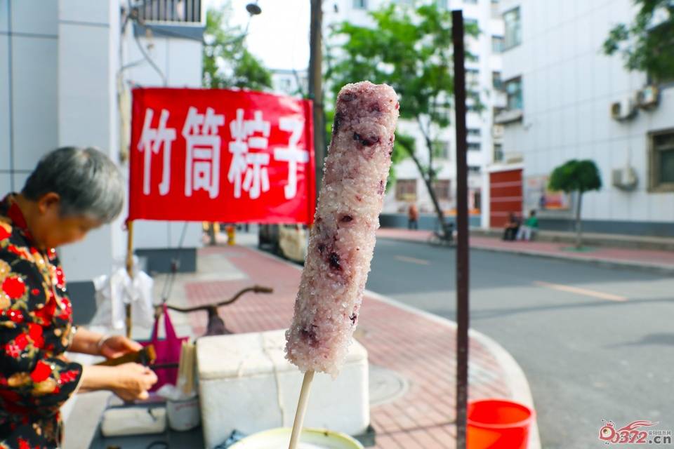 炸鸡柳,竹筒粽子,现打烧饼,曲沟熟肉,老式鸡蛋卷,童年雪花酪……各式