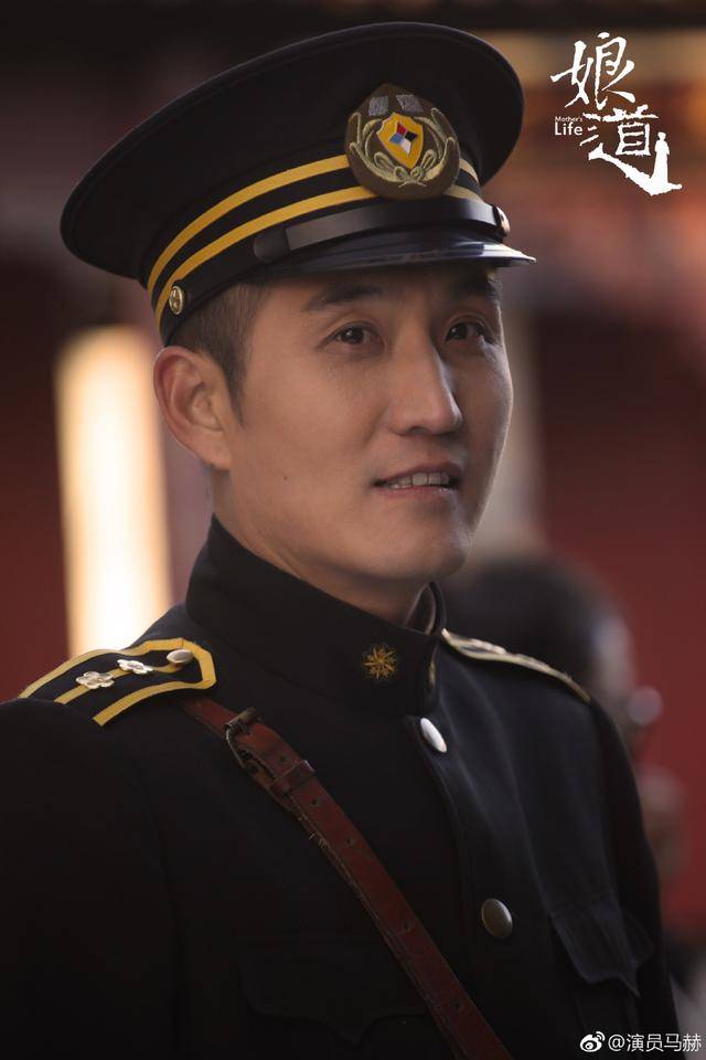 知名演员马赫回乡下老家收麦子动作显业余被吐槽是作秀