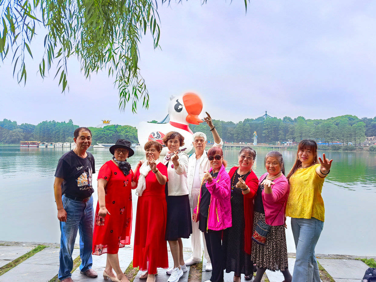 绍兴贵客光临武汉东湖游客纷纷拍照合影