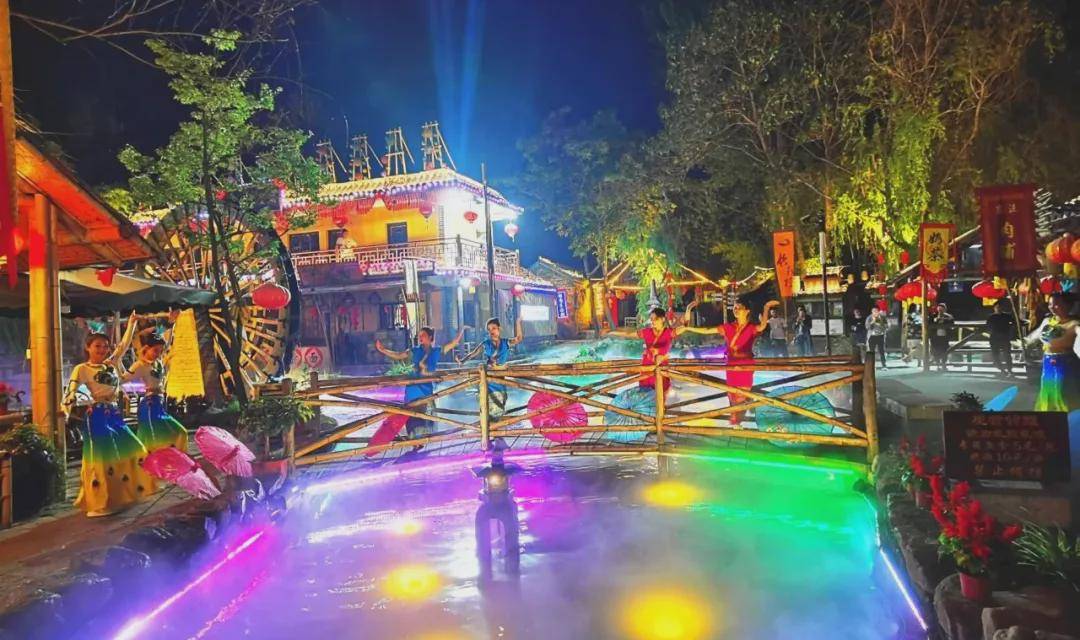 景区内每天人流如织,呈现出热闹的"烟火气"…初夏的日子,竹泉村的夜景