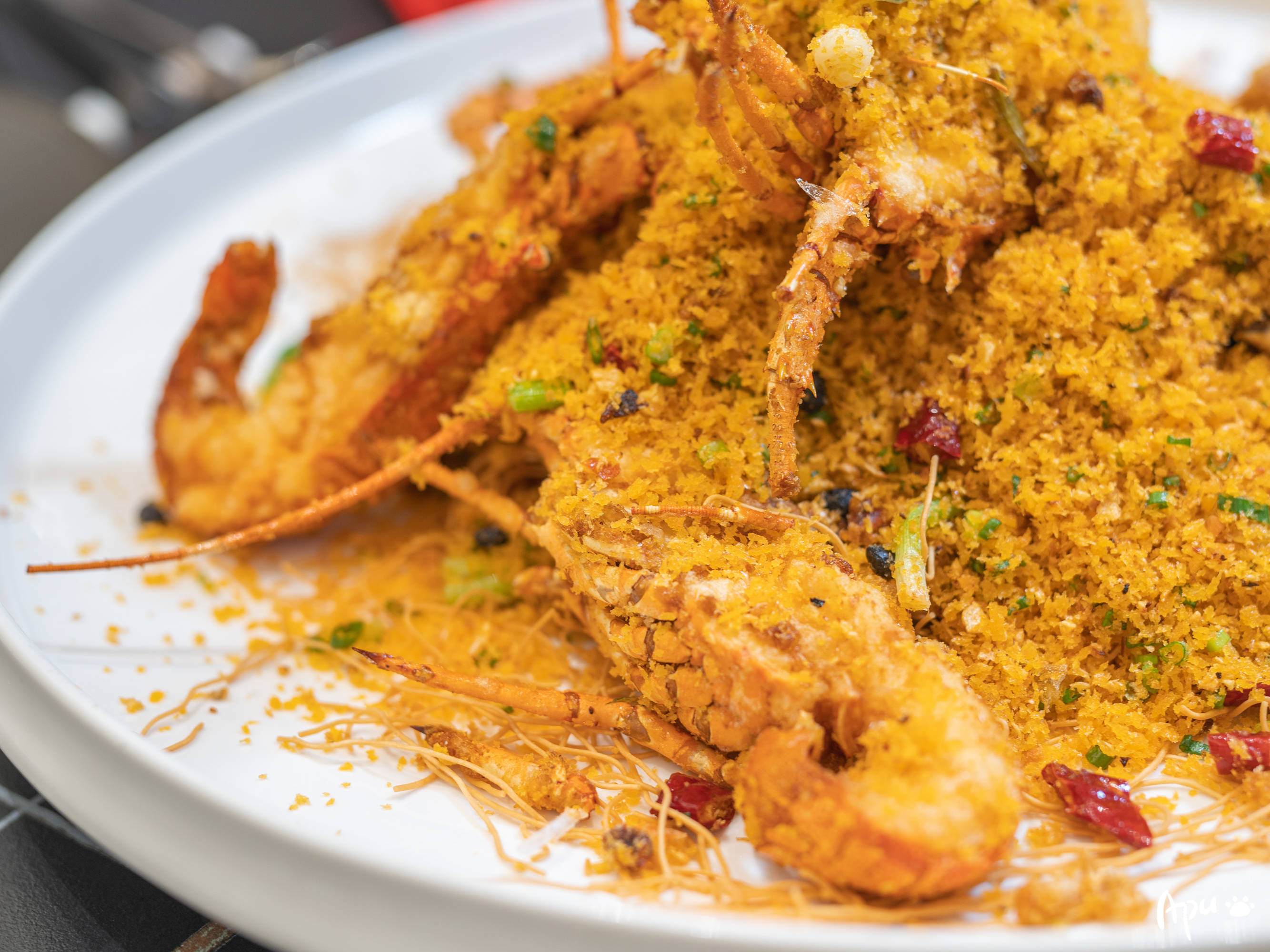 避风塘小青龙龙虾肉鲜甜紧实,香中带着微辣,层次丰富.