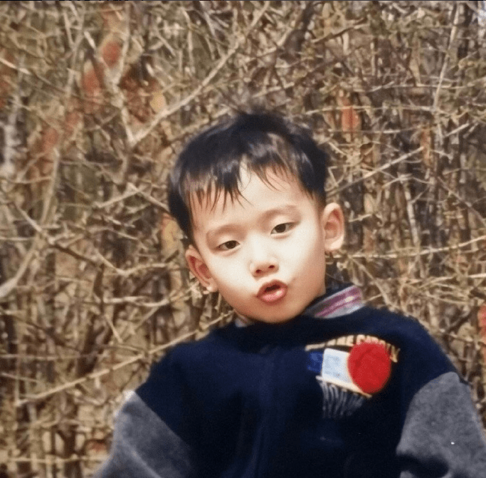 【刘青松和卓定】两个人机缘巧合的在小时候穿过同一款t恤,不知道的还