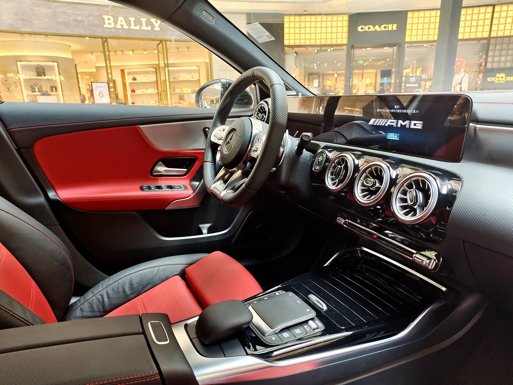 内饰采用了红色搭配黑色作为主色调,也是amg旗下车型常见的配色.