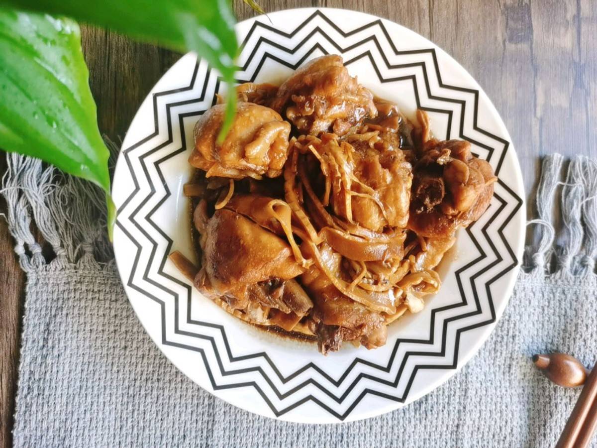 家常笋干焖鸡做法很简单笋干鲜美鸡肉不油腻下饭又解馋